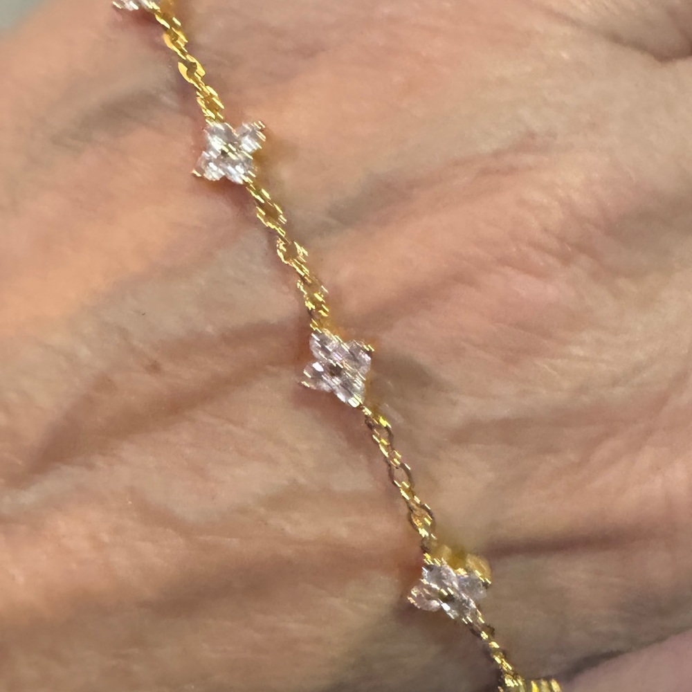 Delicate clover design bracelet in gold and CZ